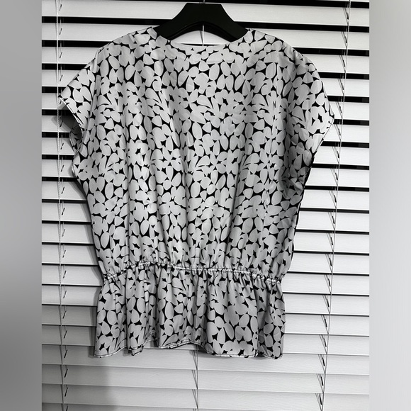 White and Black Top Size Large
Excellent condition. - Picture 3 of 7